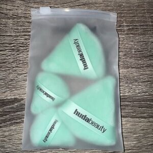 HUDA BEAUTY POWDER PUFFS 💚